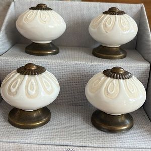 Artisan De Luxe Set of 4 Drawer Knobs NEW IN BOX White Beautiful Details